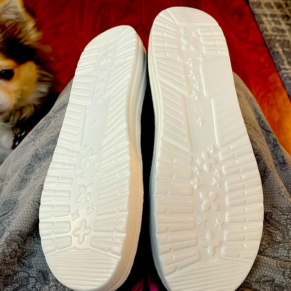 Brand New Men or Wemon Bedroom Shoes. Great Sole to wear outside. Size 43. - Picture 2 of 6